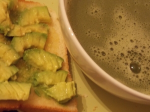 Avocado-Toast mit Matcha pur
